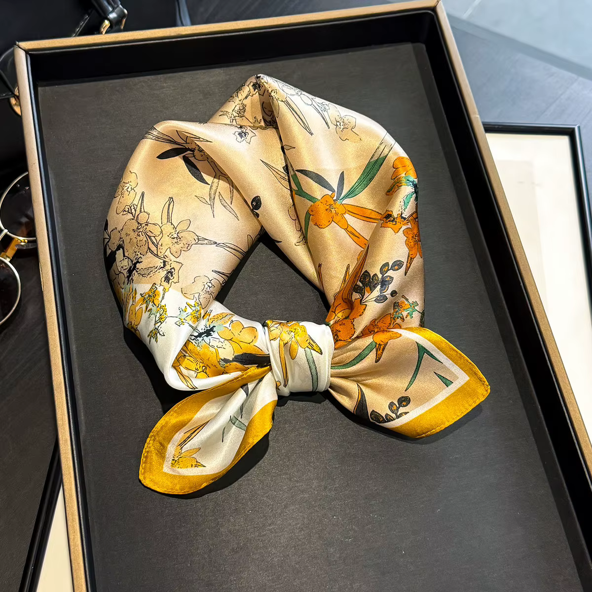 Foulard Chic en soie de mûrier pour femmes