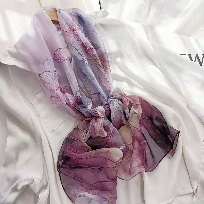 Écharpe en mousseline imprimé lotus - Foulard léger en georgette pour femme