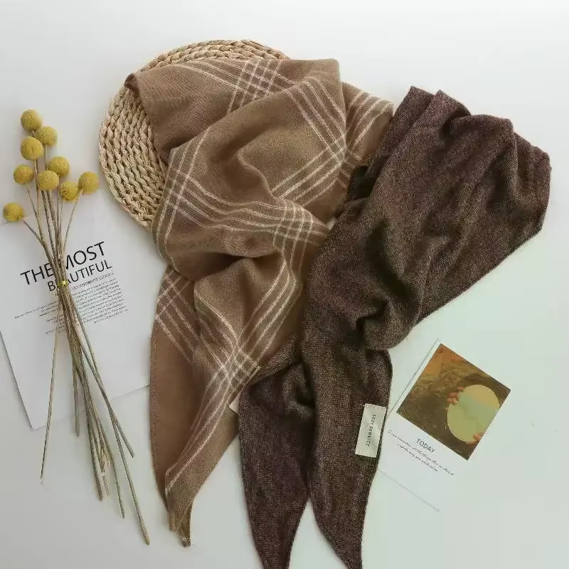 Écharpe triangulaire tricotée à carreaux tendance ; Châle multifonctionnel haut de gamme et foulard élégant pour femme