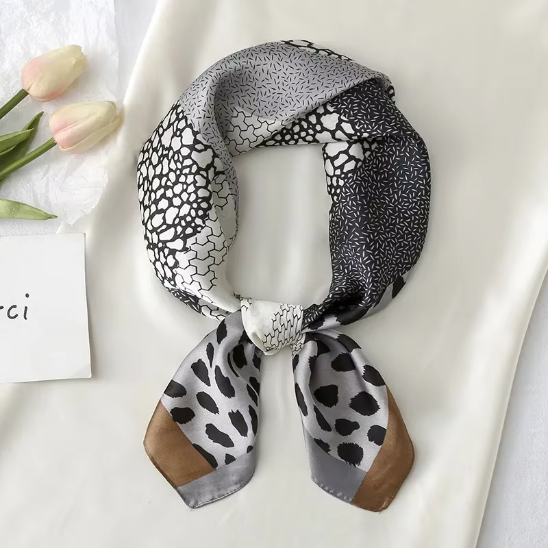 Élégant foulard en soie imprimé léopard pour femme