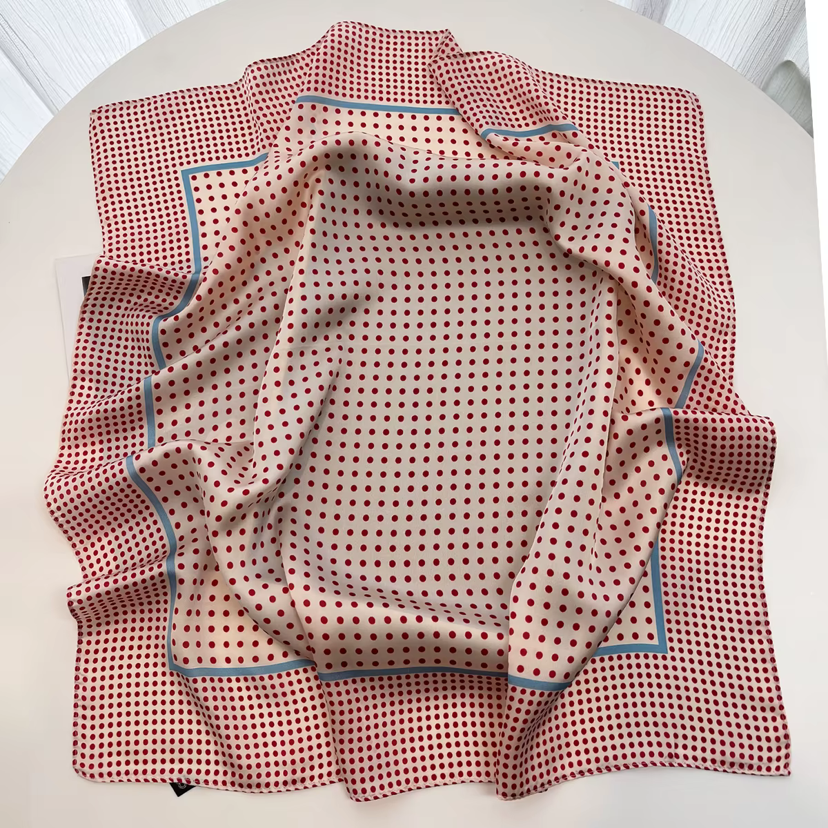 Foulard carré imprimé à pois pour femmes