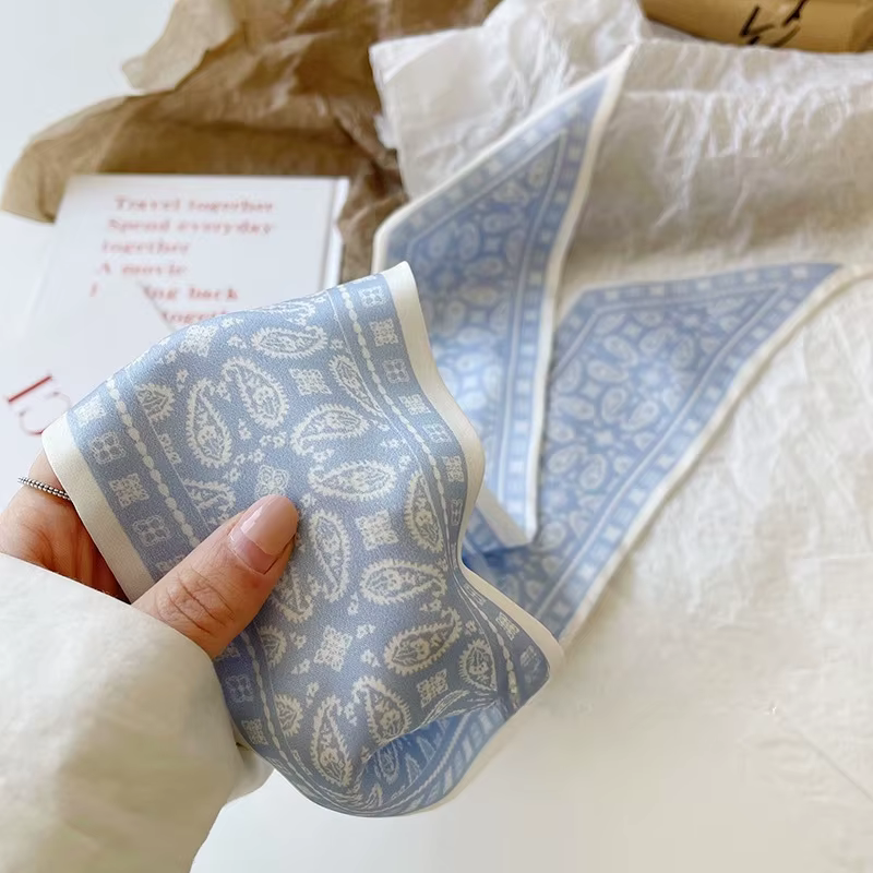 Écharpe en soie à motif de fleurs de cajou