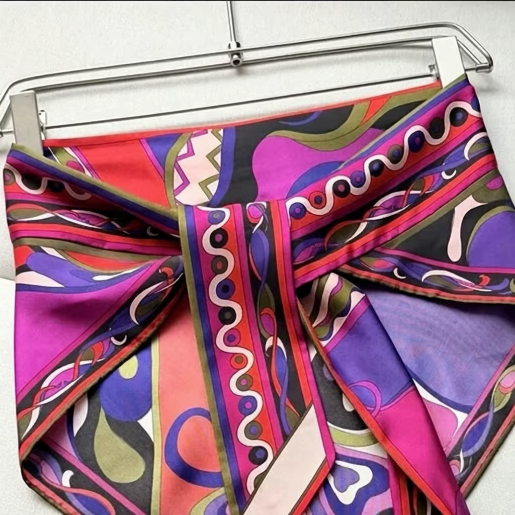 Foulard classique pour femme de couleur violette avec logo signature de créateur