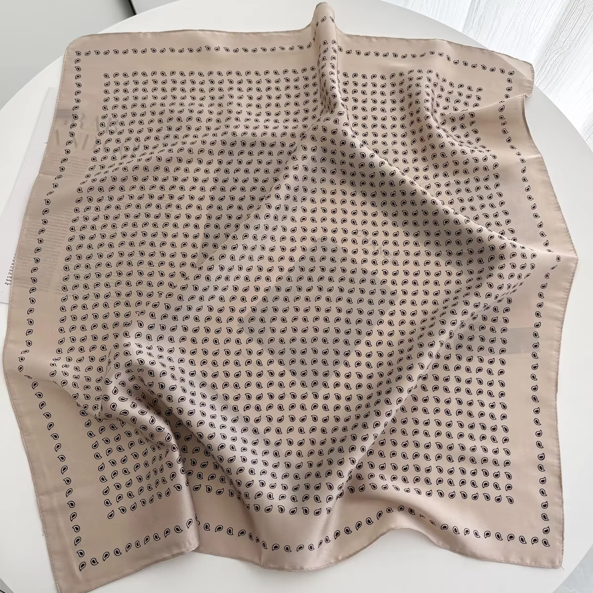 Foulard carré pour femme en satin doux à imprimé floral