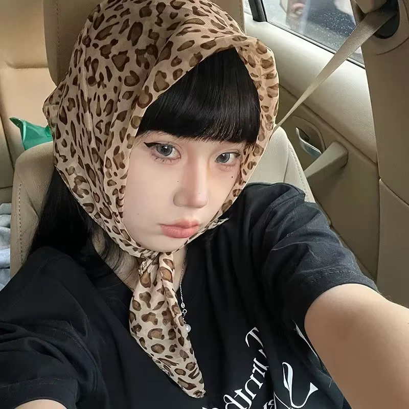Foulard carré rétro imprimé léopard pour femmes