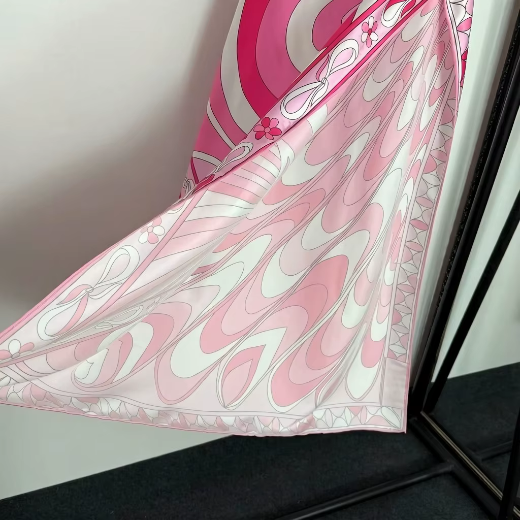Nouvelle Écharpe en Soie Rose 2026 au Design Tendance avec Logo Signature Lettre