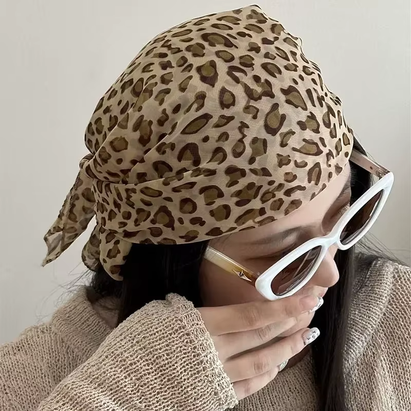 Foulard carré rétro imprimé léopard pour femmes
