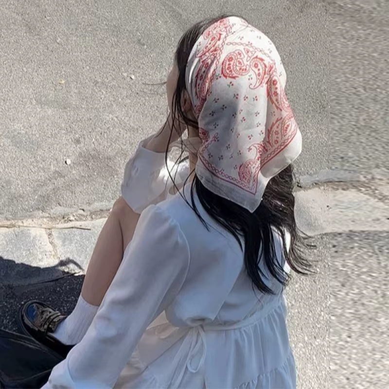 Foulard carré imprimé cerises pour femme