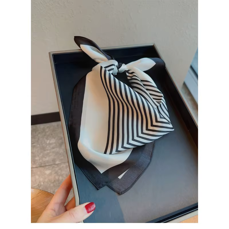 Écharpe 100% soie de mûrier à rayures noires et blanches pour femmes