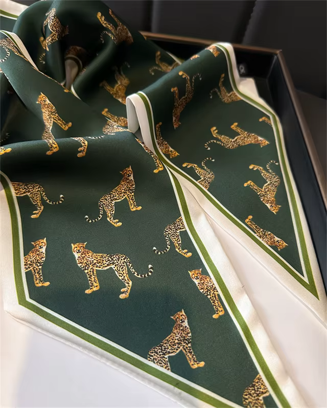 Foulard De Cou En Soie Imprime Cheval Pour Femme