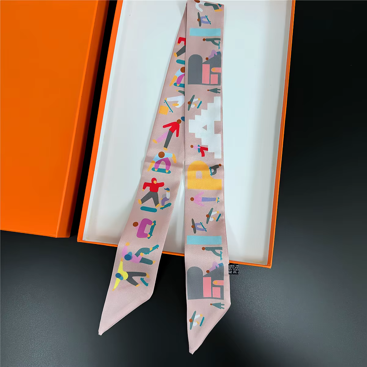 Écharpe en sergé de lettres de planche à roulettes pour femmes