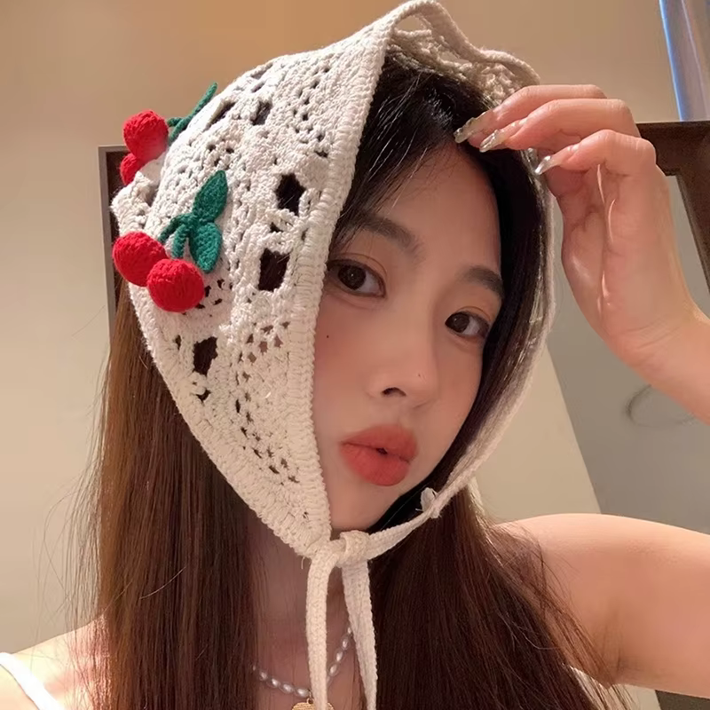 Foulard chic avec fleurs au crochet et bandeau triangle cerise de style français