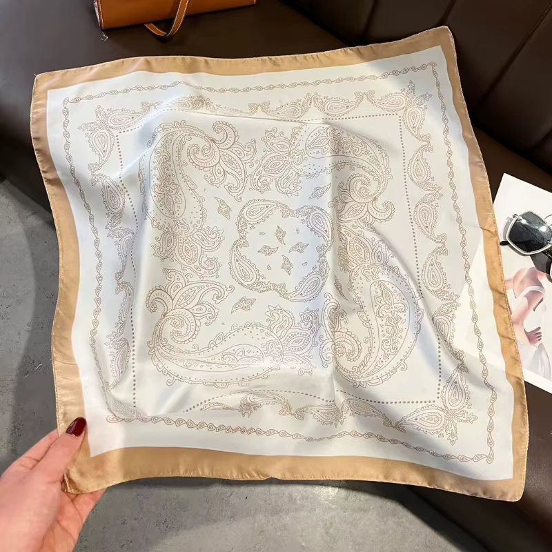 Foulard carré vintage beige à imprimé cachemire en satin de soie pour femme