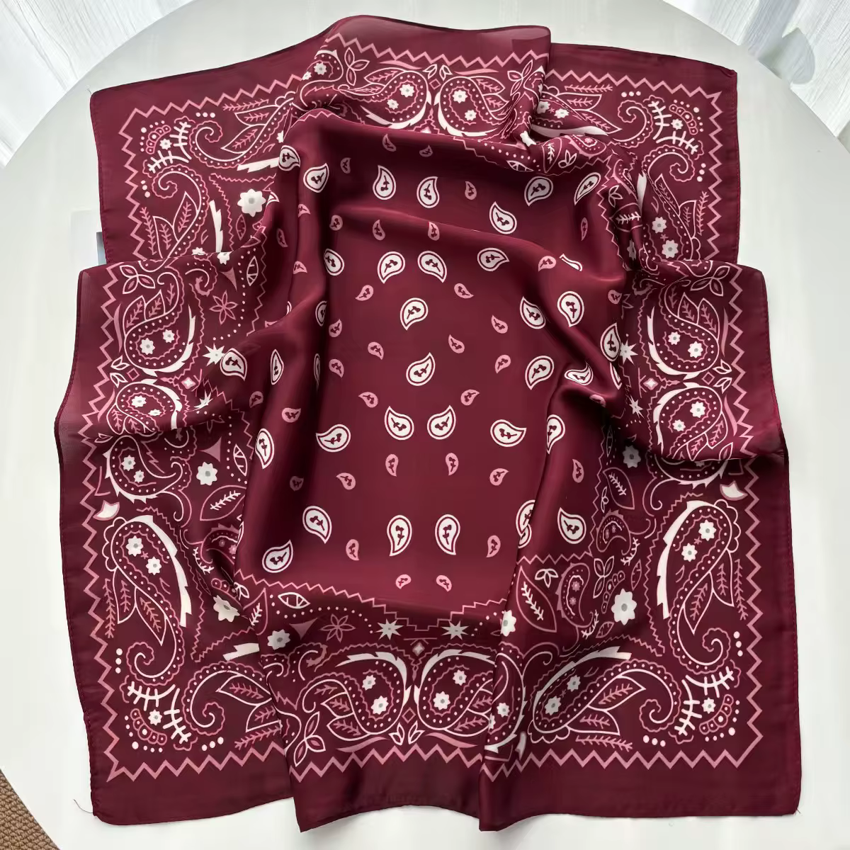 Écharpe carrée imprimée Paisley pour femmes