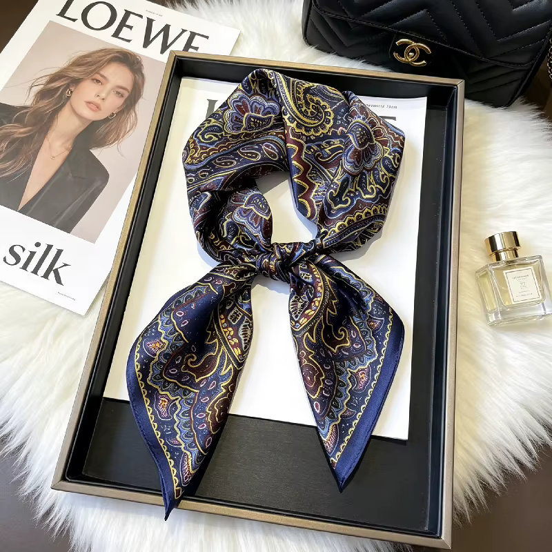 Nouveau Foulard Carré en Soie Bleu à Motifs Floraux 68cm