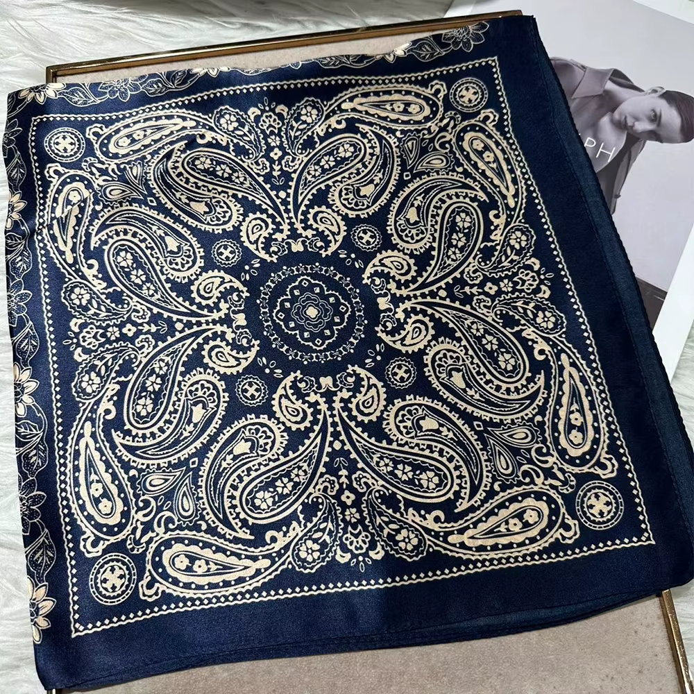 Foulard carré rétro en soie bleu marine