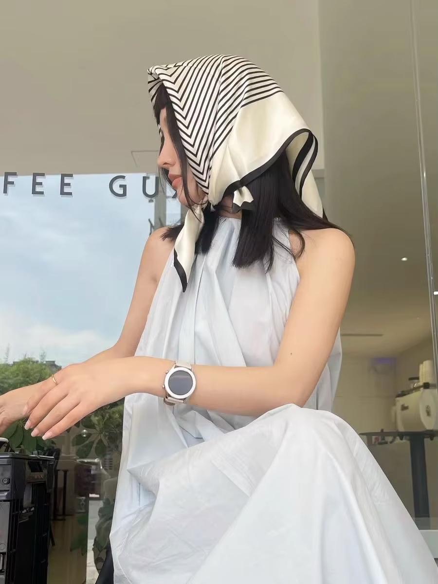 Foulard en soie rayé noir et blanc pour femmes
