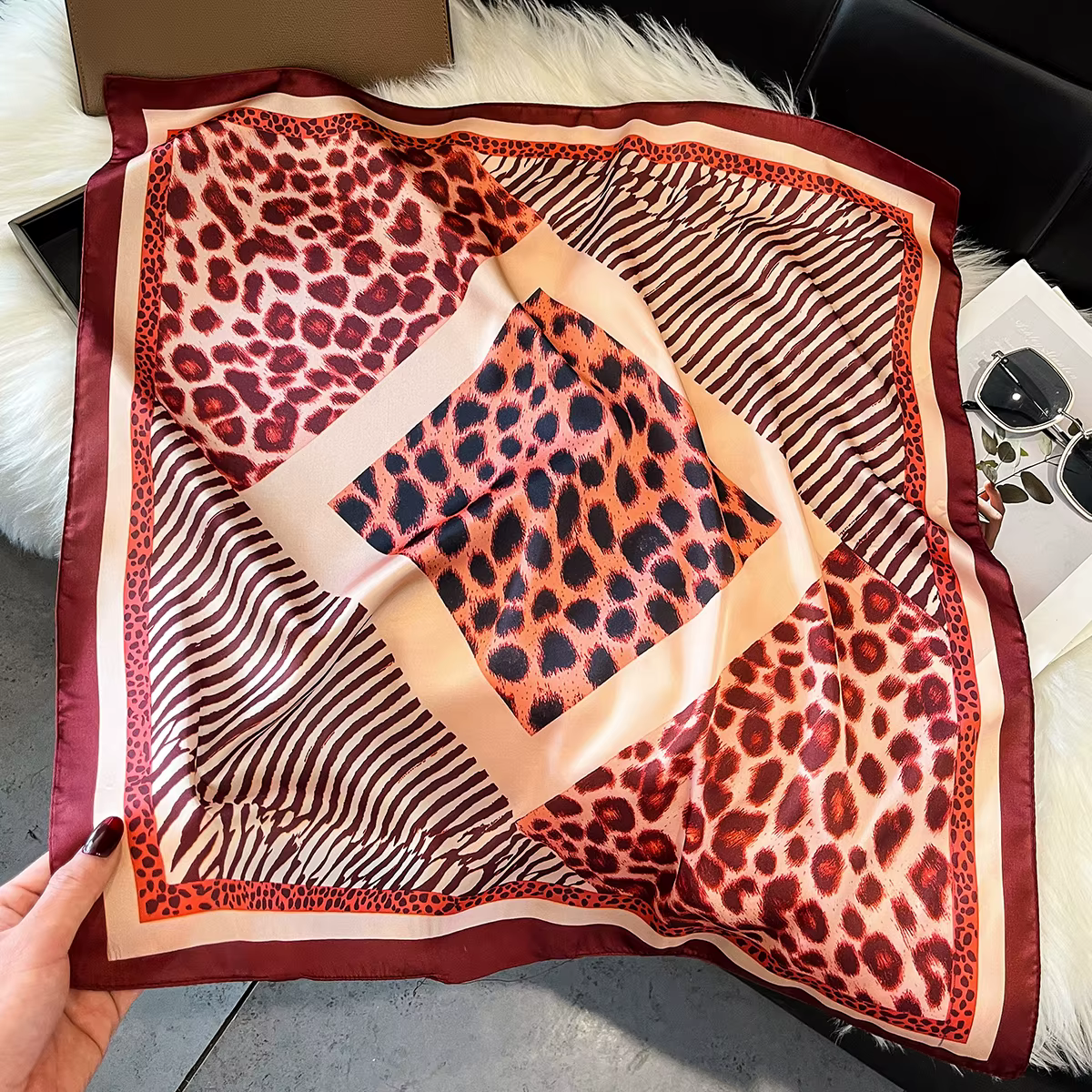 Foulard carré en soie satinée imprimé léopard 70 cm pour femme – Écharpe de créateur
