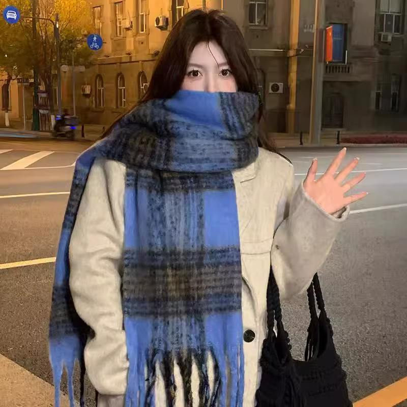 Écharpe à carreaux bleue pour femmes