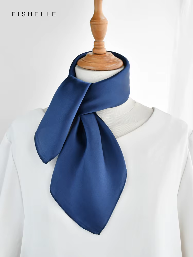 Foulard carré en soie bleu marine pour femmes