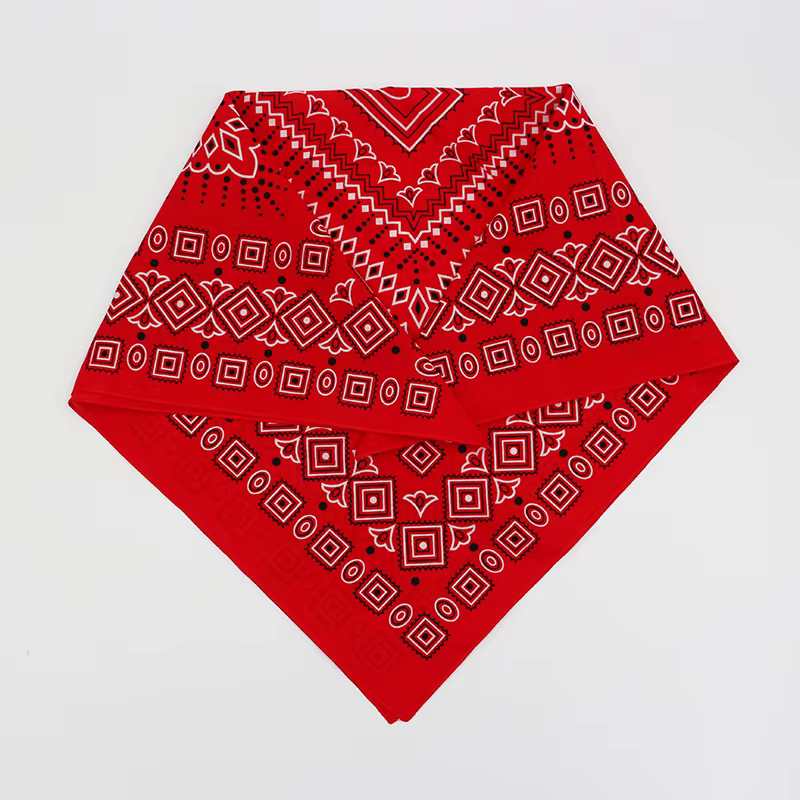 Écharpe carrée rouge à motifs géométriques