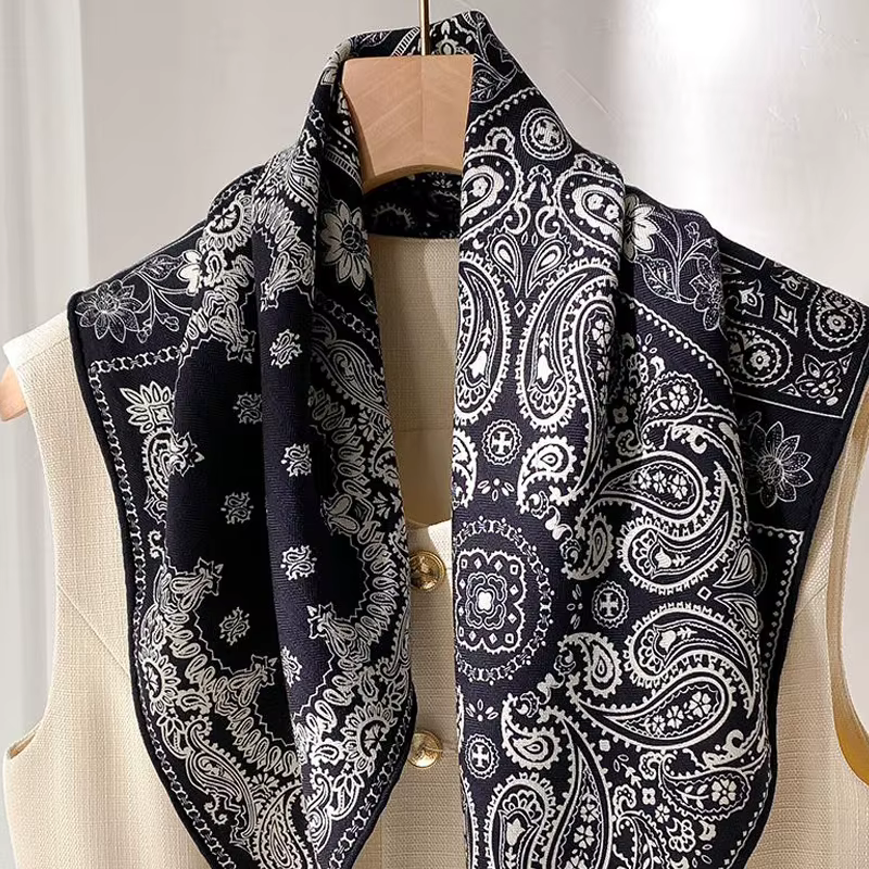 ◮ Foulard carré en soie motif fleur de cajou pour femme