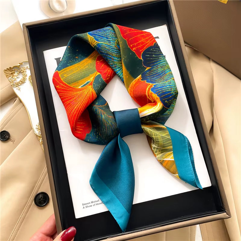 Foulard carré en soie feuille de Ginkgo coloré pour femme