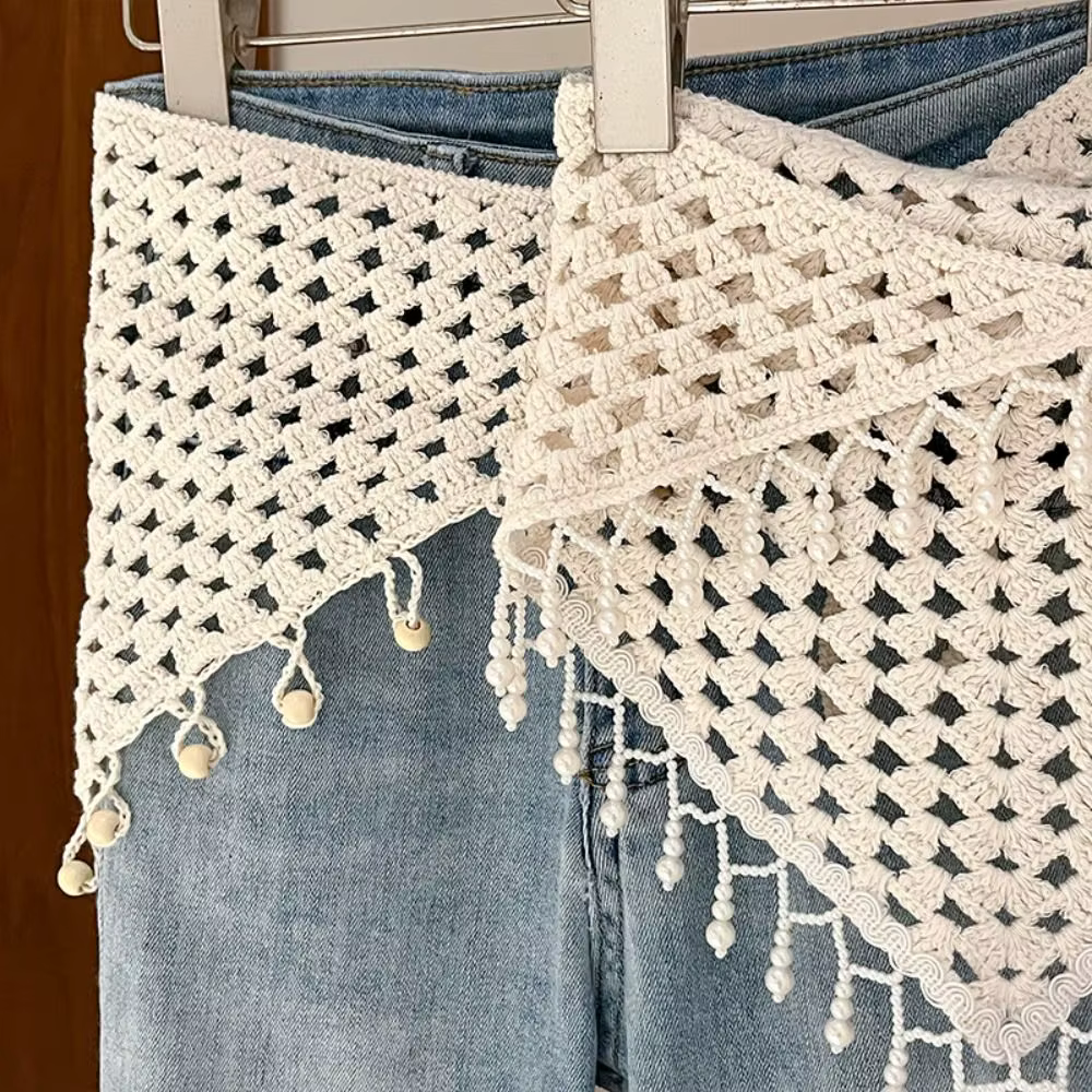 Écharpe triangulaire tricotée à pompons style bohème