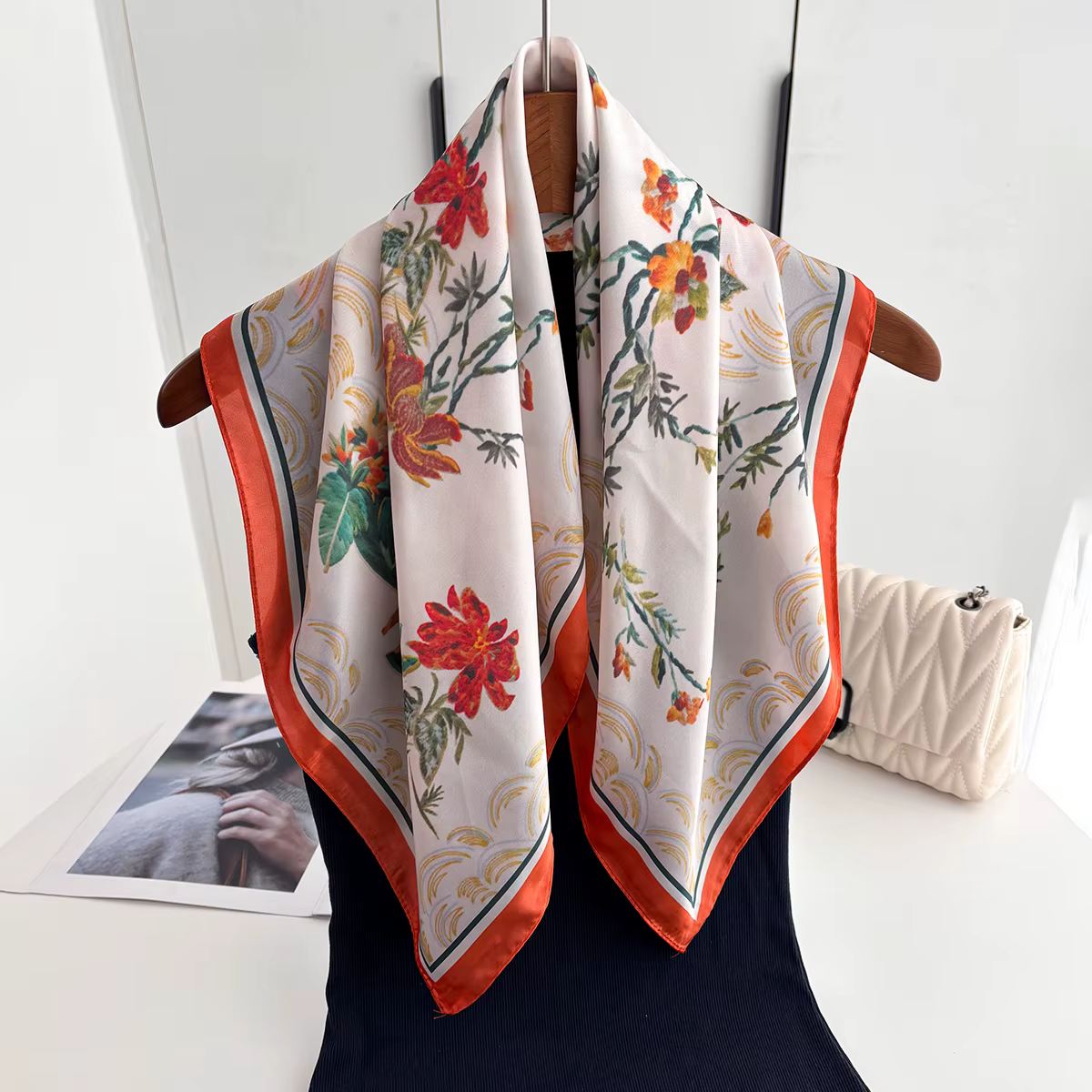 Foulard carré élégant pour femme en imitation soie à motif floral
