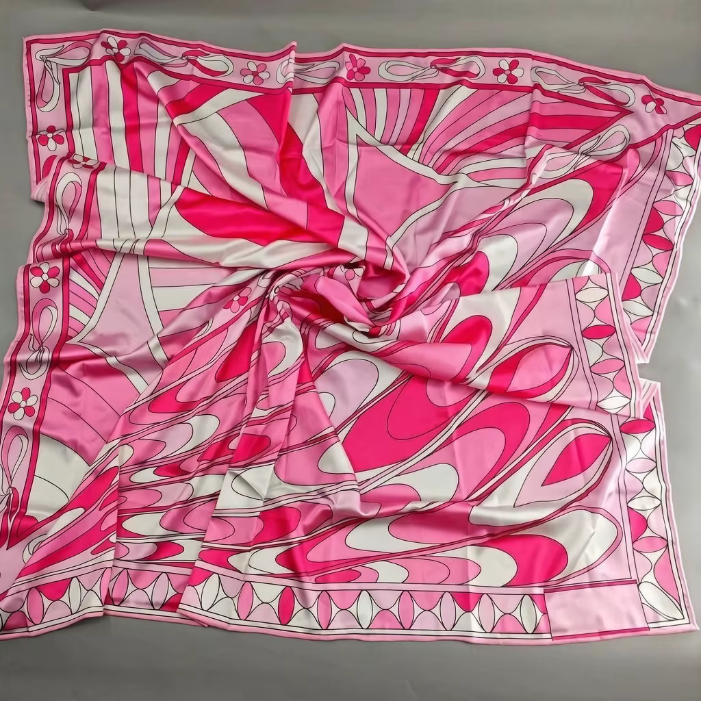 Nouvelle Écharpe en Soie Rose 2026 au Design Tendance avec Logo Signature Lettre