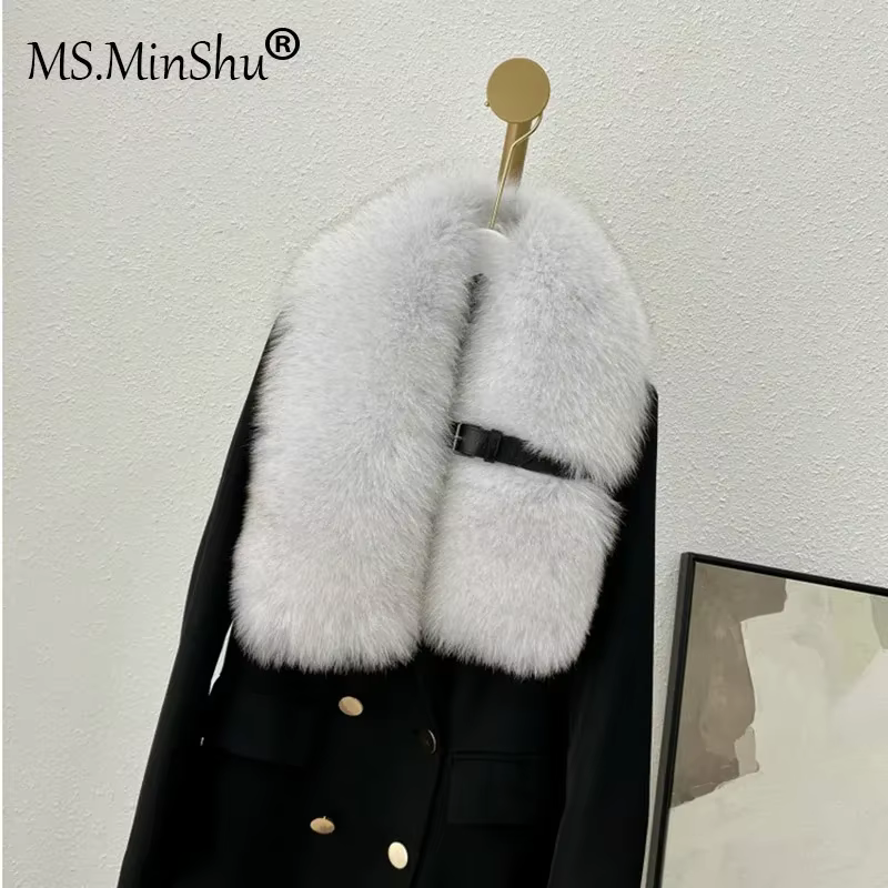 Écharpe en fourrure de renard avec structure de ceinture en cuir