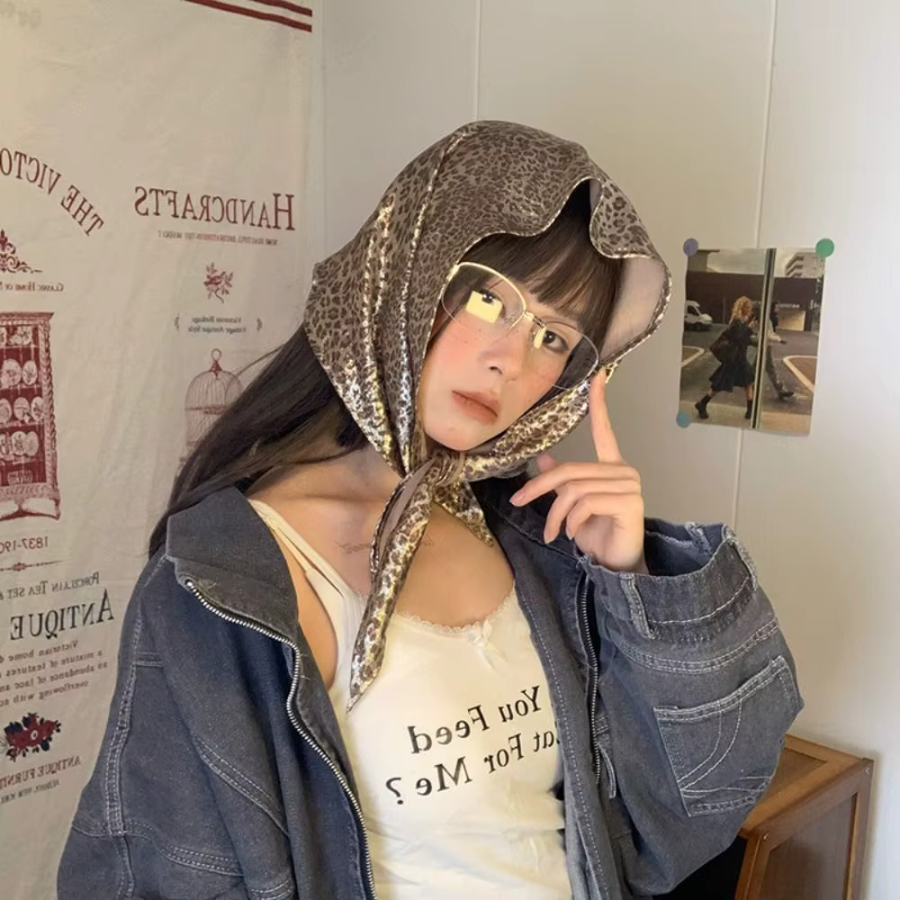 Élégant foulard triangulaire imprimé Y2K en soie brillante, foulard pour cheveux Hip Hop, foulard en soie imprimé léopard pour filles stylées, accessoires vestimentaires