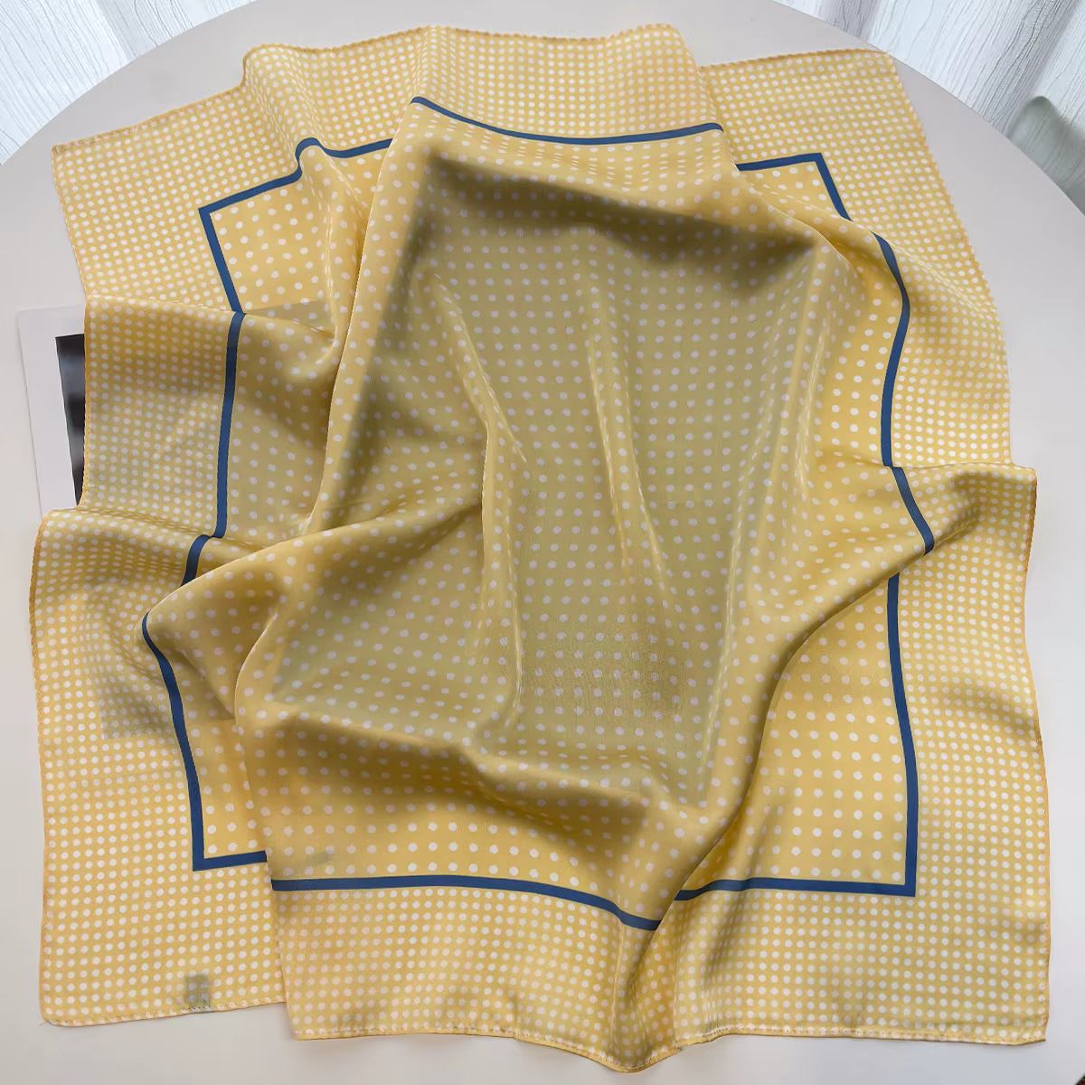 Foulard carré imprimé à pois pour femmes
