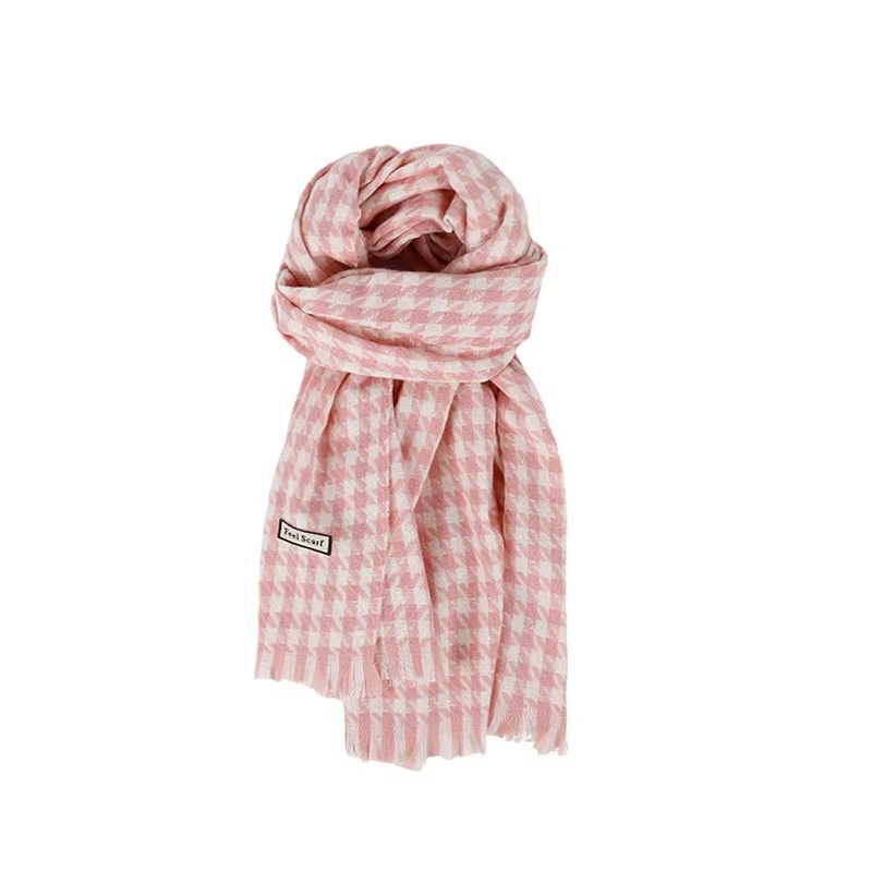 Écharpe rose Dopamine tendance hiver 2025