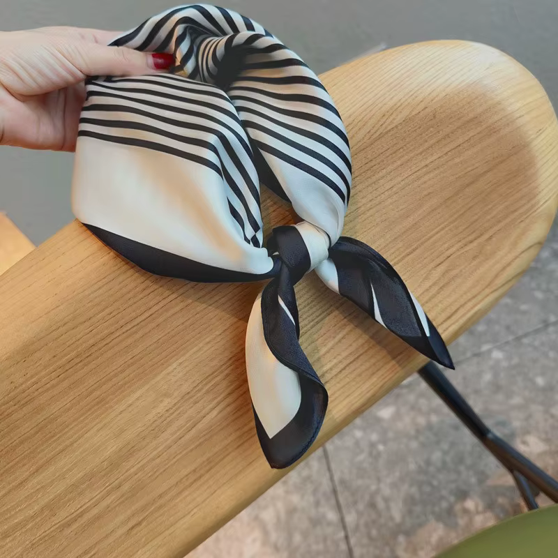 Écharpe 100% soie de mûrier à rayures noires et blanches pour femmes