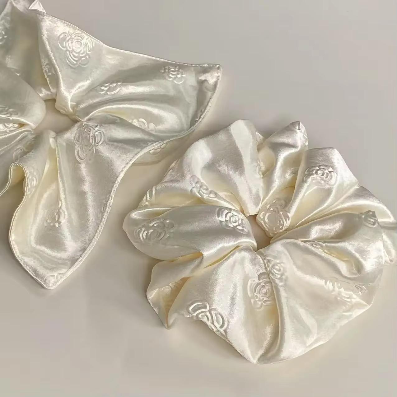 Écharpe carrée en satin blanc crème camélia haut de gamme