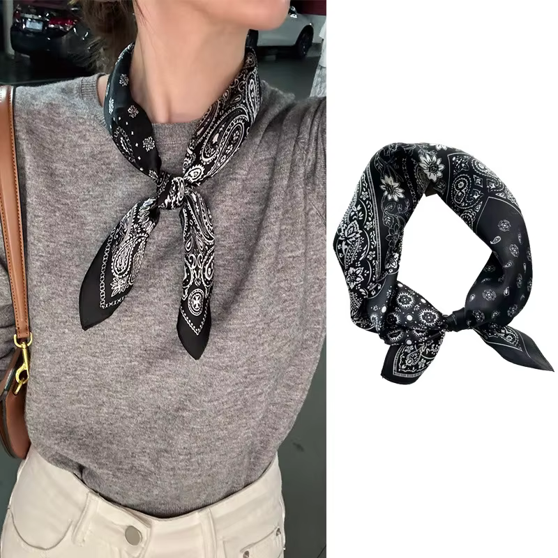 ◮ Foulard carré en soie motif fleur de cajou pour femme