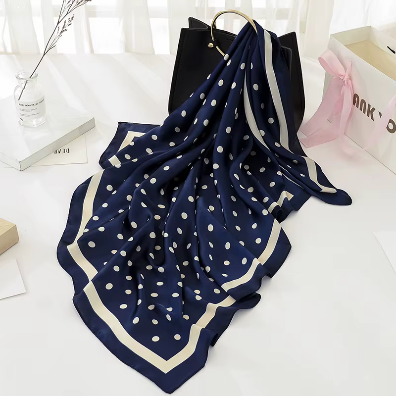 Foulard carré en soie à pois pour femmes