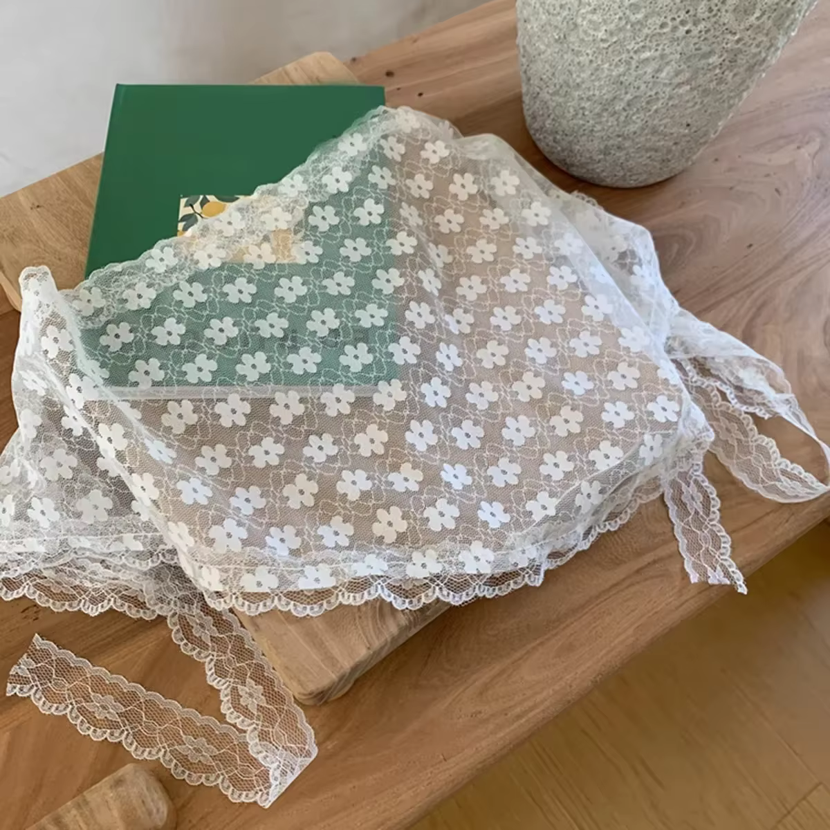 Écharpe triangulaire en dentelle élégante pour femmes