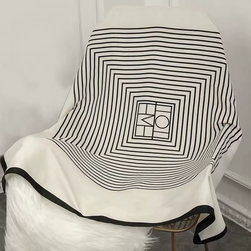 Écharpe en soie 100% à rayures géométriques noires et blanches pour femmes