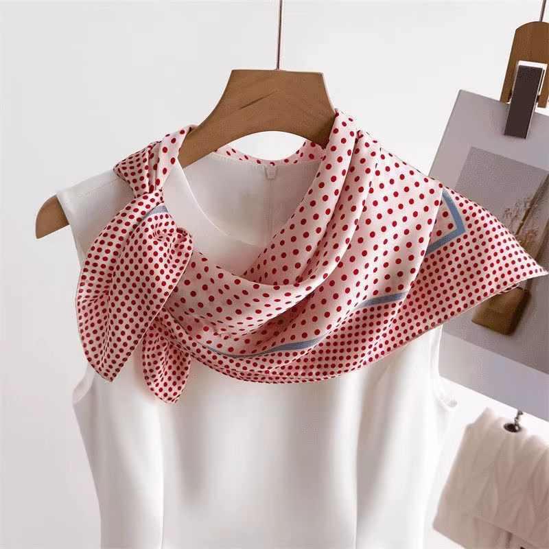 Foulard carré à pois doux et frais pour femme