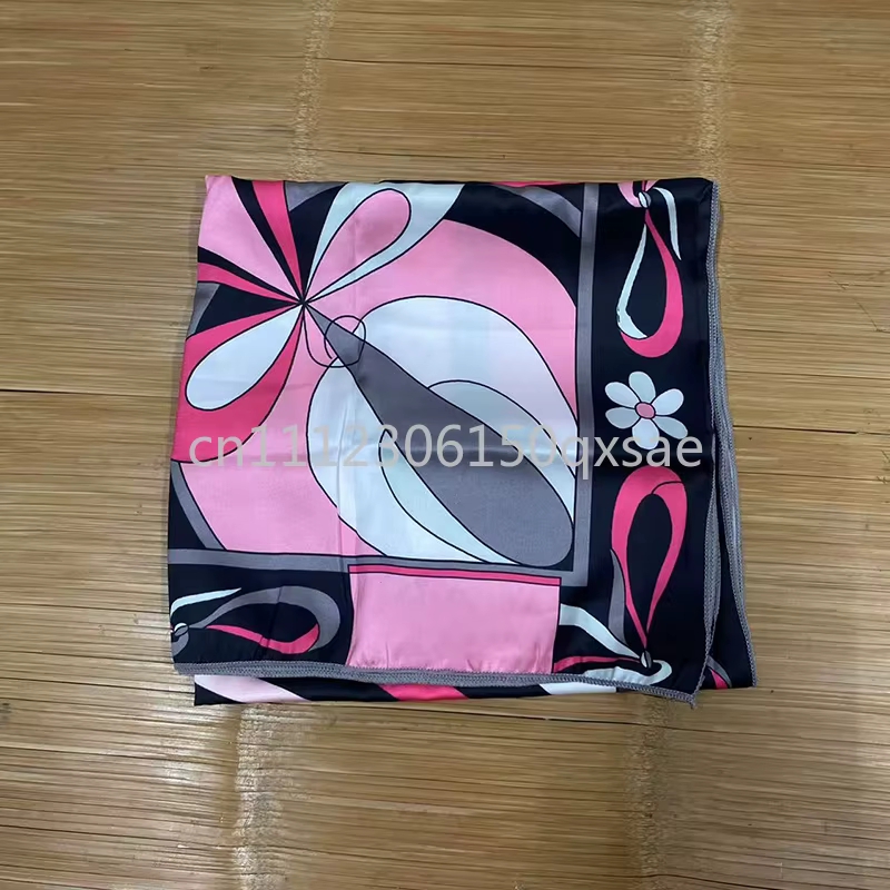 Écharpe en soie noire pour femme avec logo signature