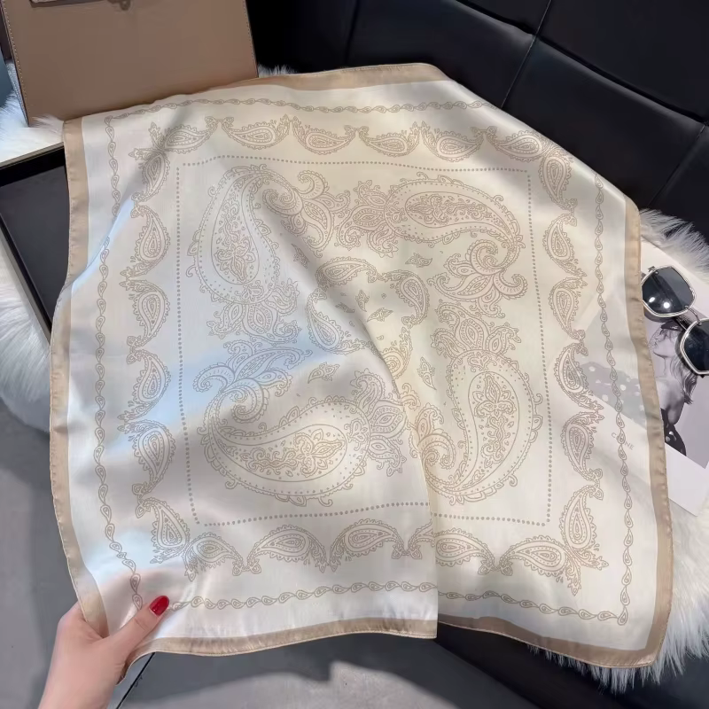 Foulard carré vintage beige à imprimé cachemire en satin de soie pour femme