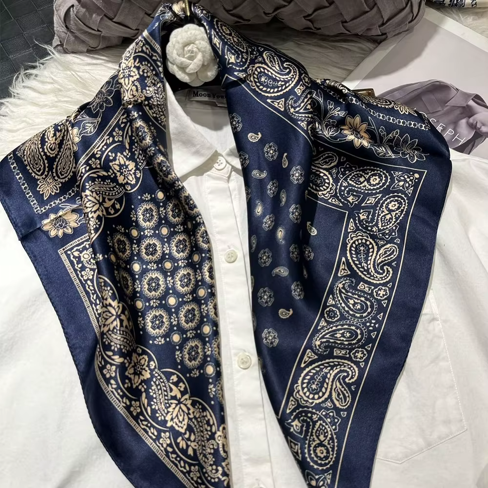 Foulard carré rétro en soie bleu marine