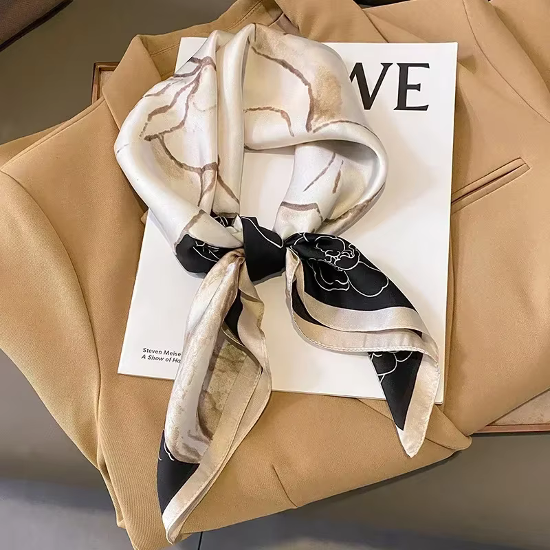 Foulard carré en soie imprimé pour femmes