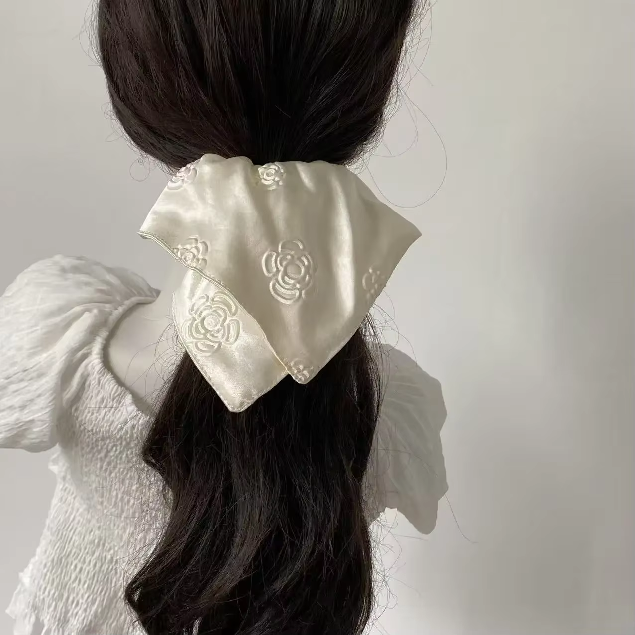 Écharpe carrée en satin blanc crème camélia haut de gamme
