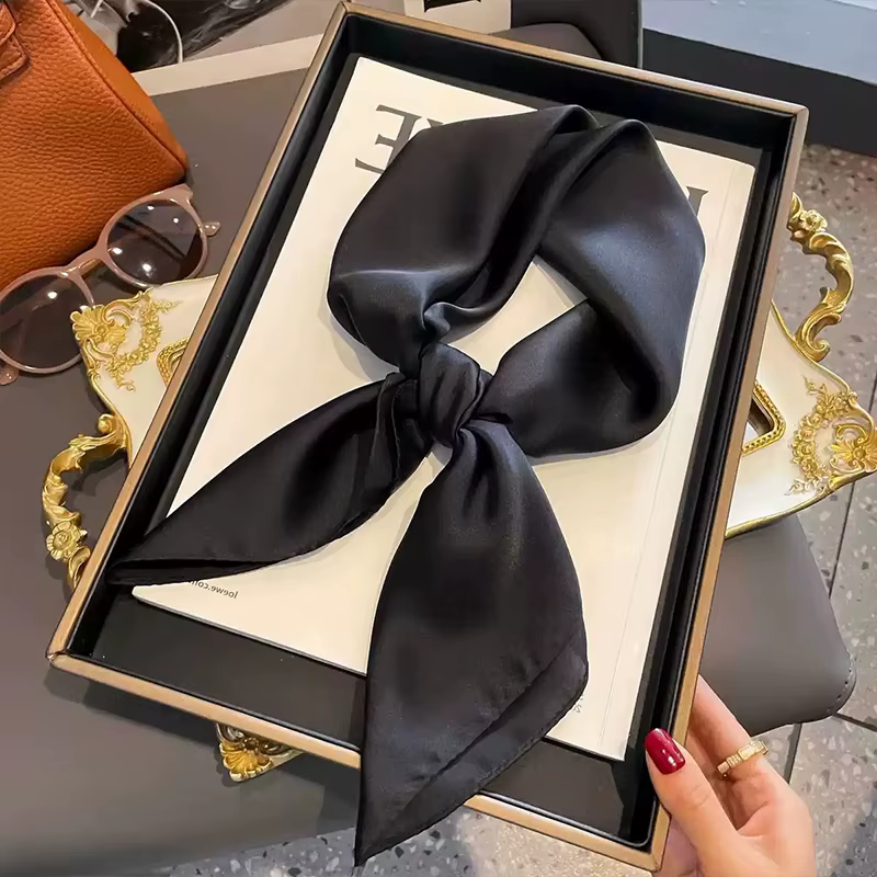 ◮ Écharpe en soie noire et blanche pour femme