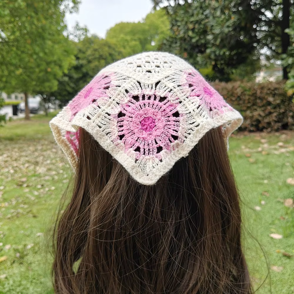 Foulard triangulaire en crochet à fleurs