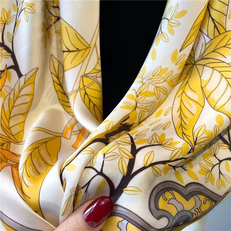 Foulard en soie jaune pour femmes