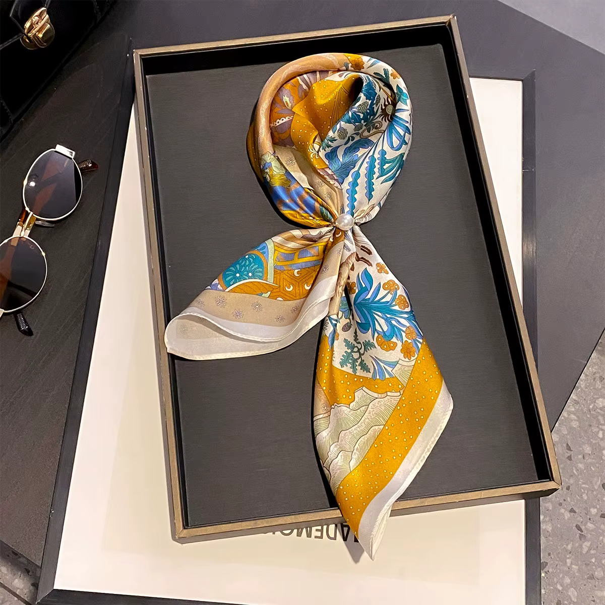 Foulard carré 100% Soie de Mûrier 21"x21" pour Femme